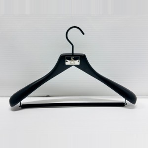 NA/K 4455BT          44CM 44,5.5 - WOODEN HANGERS JACKET HANGERS  $i
